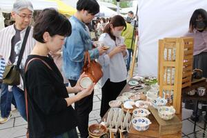 個性豊かな工芸作品を楽しむ来場者=10日、長岡市千秋3