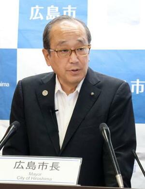 記者会見で平和宣言の骨子を発表する広島市の松井一実市長=1日午後、市役所