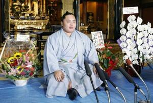 大相撲名古屋場所での初優勝から一夜明け、記者会見する琴勝峰=28日、名古屋市の佐渡ケ嶽部屋宿舎