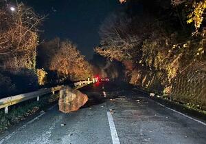 熊本県阿蘇地方で発生した地震で、落石があった県道=25日夜、熊本県産山村(同村提供)