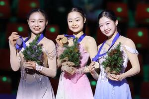 ジュニア女子で優勝した島田麻央(中央)、2位の和田薫子(左)、3位の中井亜美=グルノーブル(共同)