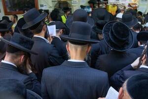 新年祭で祈りをささげるユダヤ教正統派の信者=22日、ウクライナ中部ウマニ(AP=共同)