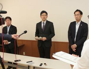 報道陣の質問に答える板谷和也会長（中央）ら＝１日、糸魚川市