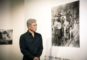 「被爆80年企画展 ヒロシマ1945」を見学する歌手で俳優の吉川晃司さん=2日、東京都目黒区の東京都写真美術館