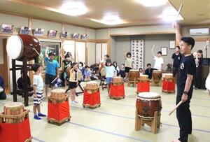 太鼓をたたいてイベントを楽しむ子どもたち=五泉市南本町2