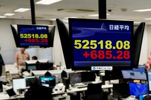 　最高値を更新した日経平均株価の終値を示すモニター＝６日午後、東京都港区の外為どっとコム