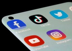 スマートフォンの画面に表示されるフェイスブックやTikTok(ティックトック)などのアプリ(ロイター=共同)