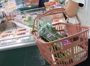 　スーパーの買い物客＝１０月、東京都練馬区のアキダイ関町本店