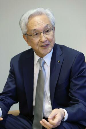 インタビューに応じる長岡市の磯田達伸市長