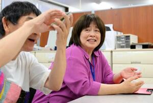 障害者施設に通う男性(左)と話す「意思決定フォロワー」の檜森美紀子さん=5月26日、愛知県豊田市