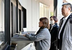 　カネカの高砂工場に申し入れをする「カネミ油症」認定患者の森田安子さん（左）ら＝２９日午前、兵庫県高砂市