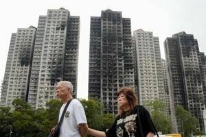 大規模火災が起きた高層住宅群=3月、香港(共同)