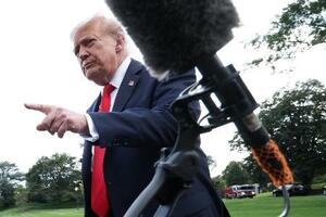 報道陣の質問に答えるトランプ米大統領=11日、ホワイトハウス(ゲッティ=共同)