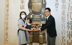 来場者1万人を祝うセレモニー=18日、長岡市千秋3