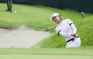 第２日、１８番でバンカーショットを放つ高橋彩華。通算８アンダーで２位＝袖ケ浦ＣＣ新袖