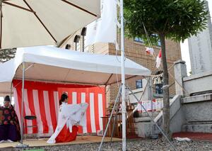 前島密を顕彰する石碑の前で「浦安の舞」が披露された献碑祭=7月1日、上越市下池部