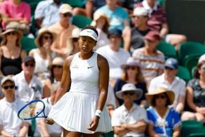 女子シングルス3回戦でポイントを奪われ、肩を落とす大坂なおみ=ウィンブルドン(共同)