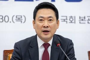 　韓国国会であいさつする野党「国民の力」の張東赫代表＝４月、ソウル（聯合＝共同）