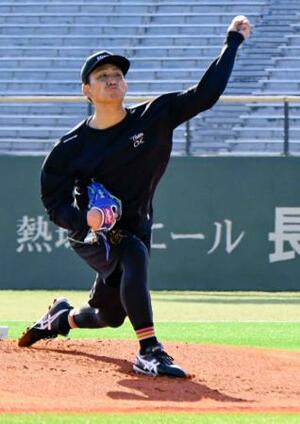 　自主トレで投球練習するロッテ・小島＝長崎市