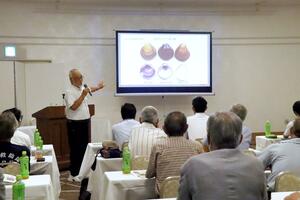 シジミの生態などについて講演する日本シジミ研究所の中村幹雄所長=新潟市中央区