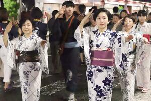 民謡に合わせ、優雅に舞った大民謡流し=25日、十日町市本町2