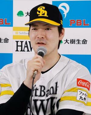 　月間ＭＶＰに選ばれ、記者会見するソフトバンク・有原＝みずほペイペイドーム