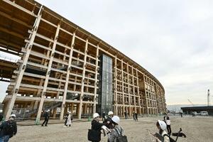 大阪・関西万博の会場跡地に残る、保存されるリングの一部=4月13日、大阪市此花区の夢洲