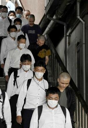 　特殊詐欺に関与した疑いでマレーシアから移送され、ＪＲ新大阪駅に到着した４人の容疑者（右側）＝２０２５年１０月