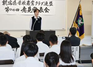 県内の農業高生が夢や抱負を述べた意見発表会＝２３日、長岡市幸町２