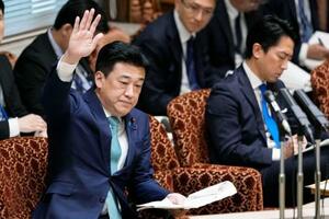 参院内閣委などの連合審査会で、答弁のため挙手する木原官房長官=21日午後、国会