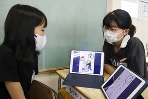 防災かるたの制作に励む葛塚小の児童ら=新潟市北区