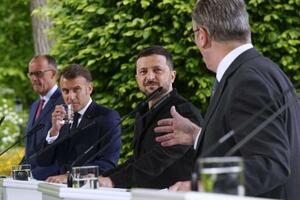 5月、ウクライナの首都キーウで首脳会合を開き、共同記者会見する(左から)ドイツのメルツ首相、フランスのマクロン大統領、ゼレンスキー大統領、英国のスターマー首相