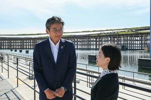 水上ショーの会場で取材に応じるダイキン工業の松本親明氏(左)と太田由美氏=10月、大阪市此花区の夢洲