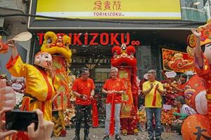 　ベトナム・ハノイで開かれた「鳥貴族」の出店記念式典に参加するエターナルホスピタリティグループの大倉忠司社長（中央）＝４日（共同）