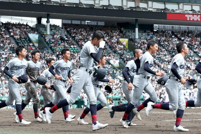 中越－関東第一　関東第一（東東京）に１－６で敗れ、アルプススタンドへあいさつに向かう中越の選手たち＝甲子園