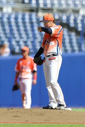 イースタン　オイシックス－巨人　巨人２回２死一、二塁、増田陸に先制の３点本塁打を浴びたオイシックスの先発目黒宏也＝ハードオフ・エコスタジアム