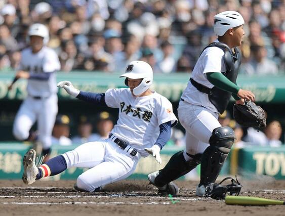 高知農－日本文理　２回日本文理２死二塁、安達煌栄千の左前適時打で２走神田祈玖が生還し２－０＝２１日、阪神甲子園球場