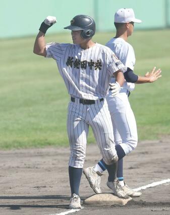 六日町－新発田中央　１回新発田中央２死二塁、加藤蛍太郎が適時三塁打を放ち先制１－０。塁上でガッツポーズ＝９月１６日、新発田市五十公野公園野球場