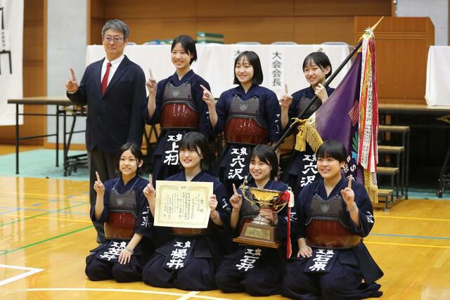 女子団体で８連覇を果たした、五泉の選手ら＝新潟市亀田総合体育館