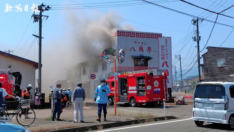 上越市冨岡の火災現場＝１７日