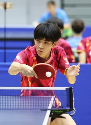 卓球少年男子　山形を相手にシングルスを戦う小林侑立＝滋賀県野洲市