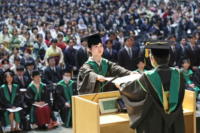 約３０００人が巣立った新潟大の卒業式＝３月２４日、新潟市中央区
