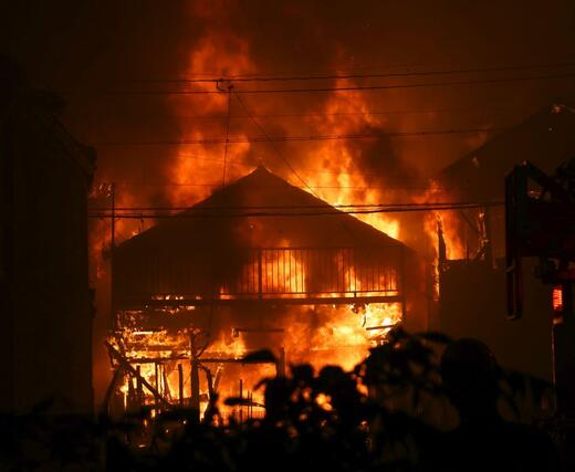 激しく炎が上がる大分市佐賀関の火災現場＝１８日午後９時前