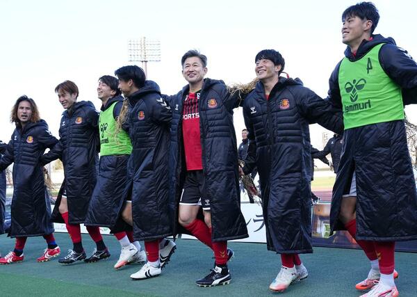 長野に勝利し、サポーターと喜びを分かち合う三浦（右から３人目）ら福島の選手たち＝とうスタ