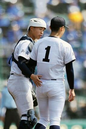 高知農－日本文理　３回、日本文理の捕手、渡邉駿仁（左）がマウンドに駆け寄り染谷崇史に声をかける＝２１日、阪神甲子園球場