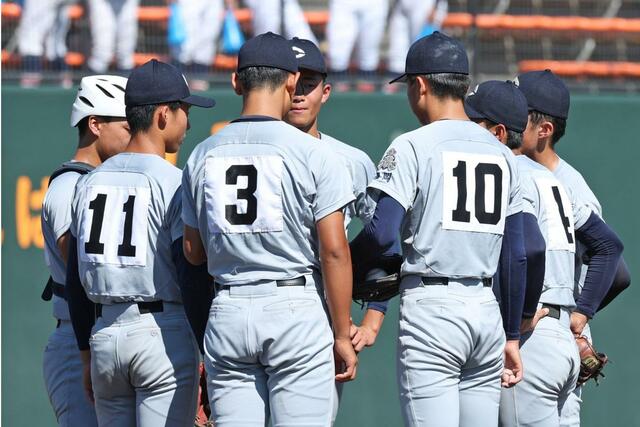 中越－日本文理　１回、ピンチでマウンドに集まる中越の選手たち＝三条パール