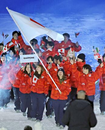 ミラノ・コルティナ冬季五輪の開会式で旗手の冨田せなを先頭に入場する日本選手団＝６日、イタリア・リビーニョ（代表撮影・共同）