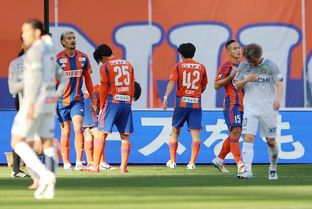 新潟－柏　前半２０分、先制を許し肩を落とす新潟の選手たち＝ビッグスワン