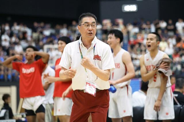 開志国際－日本航空　前半を５２－２４で折り返し、ガッツポーズをする開志国際の富樫英樹監督＝福岡市