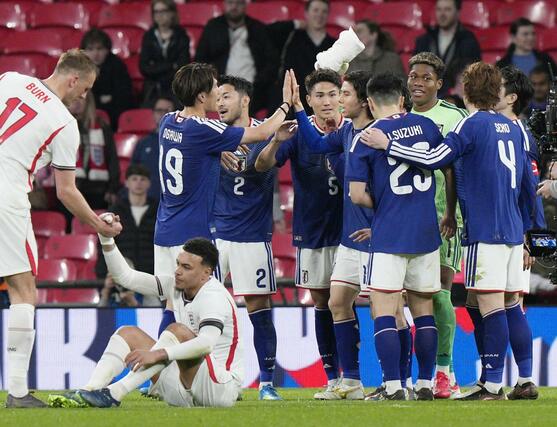 イングランドに初勝利し喜ぶ日本代表=ロンドン(共同)